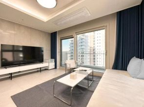 Y COLLECTION by UH FLAT OSIRIA