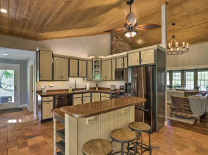 Game Room, Theater + Deck: Burnsville Cabin!