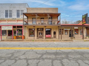 Historic Hardy Home w/ Game Room on Main Street
