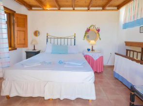 Maistros House - Walk To Beach - AC WIFI