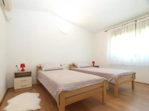 Cozy Apartment With Spacious Garden