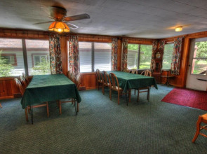 Glenmoore Lakeside Lodge  and  Motel