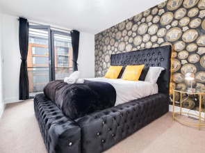 MAEVELA Apartments - Arcadian Versace Themed Apt ☆ Huge Balcony / FREE PARKING → FREE NETFLIX -2 min walk from Birmingham Hippodrome Theatre, Arcadian, China Town, Sidewalk Club, Gay Village, 5 mins from New Street Train Station - Birmingham Grand Central