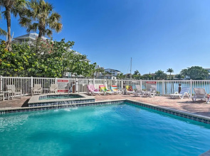 8th Floor Penthouse, Walk to Clearwater Beach