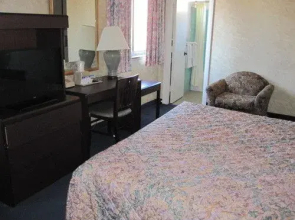 Budget Host Town Center Motel