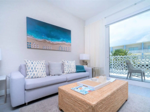 Modern 1BR Apt w Rooftop Pool Onsite Amenities