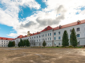 Deluxe Hotel