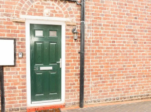 Charming 2 Bedroom House - Free Parking - Great Location