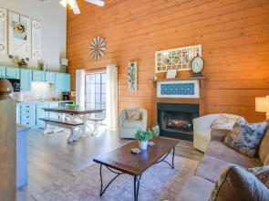 Townhome 3 Mi to Branson Strip: Unwind Fireside!