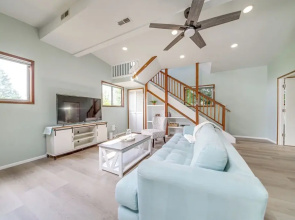 < 1 Mi to Lake Washington: Peaceful Apt in Kenmore