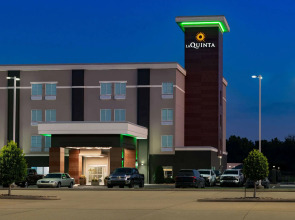 La Quinta Inn & Suites by Wyndham Gonzales LA