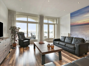 Spacious Luxury Apartment With Beautiful Views of the Marina