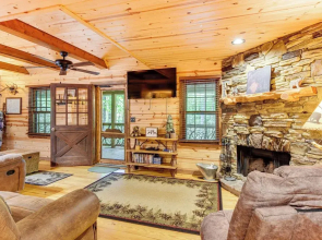 5 Mi to Unicoi State Park & Lake: Hot Tub Haven!