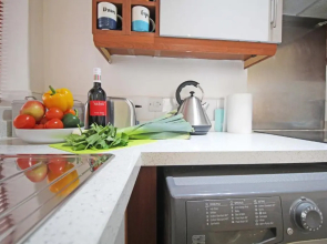 Queens Avenue - Central Chester Home - Sleeps 9