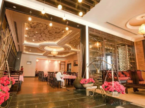 Den Long Do Hotel & Restaurant