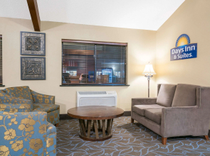 Days Inn & Suites by Wyndham Baxter Brainerd Area