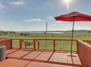 Walk to Canyon Lake! Townhome w/ Deck & Yard