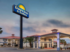 Days Inn & Suites by Wyndham Braunig Lake
