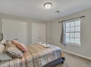 Pocono Retreat: Lake, Firepit, Bbq, Gameroom, Ski 4 Bedroom Home by RedAwning