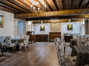 Отель Three Crowns Residents