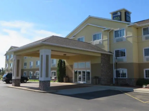 Crossings By Grandstay Inn & Suites