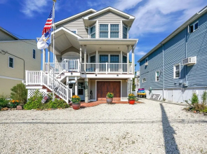 New Jersey Home - Deck, Grill & Walkable to Beach!