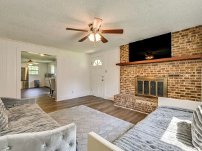 6 Mi to Dtwn: Charming Home w/ Yard in Charlotte