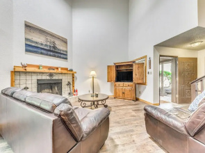 Relaxing Ruidoso Retreat: Walk to Midtown!