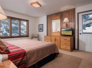 JHRL - Teewinot A5, steps away from Moose Creek lift