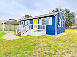 Lake Granbury Getaway ~ 1 Block to Waterfront