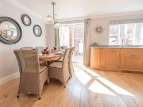 Sea Crest With 4 Bedrooms and 2 Bathrooms