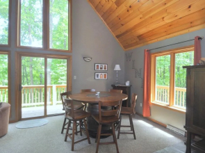 Sqyrls Nest - 3BR Retreat With a Hot Tub