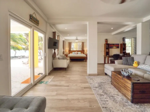 Lucky Duck Villa - Private Beach Escape