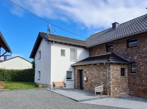 Eifelhof mit Obstbaumwiese