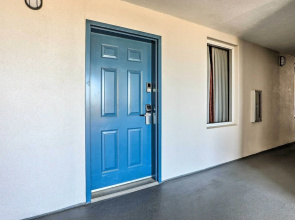 1 Mi to Disney: Lakefront Condo w/ Pool Access!