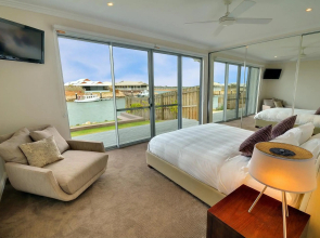 The Carnarvon Luxury Canal Home