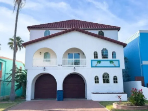 Fun Retro Island Vibe Sleeps 17 Beach 1 Block 4 Bedroom Home