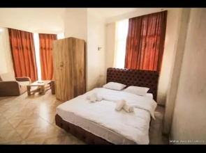 Angisa Guest House 68A