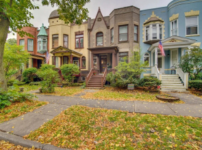 Historic Townhome in Oak Park w/ Backyard!