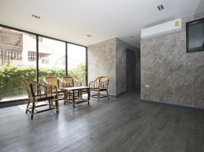 Boutique Poo-Yai Lee