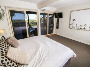T E Peters Waterfront Holiday Home