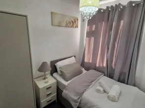 Spacious 3-bed Home -private Garden & Free Parking