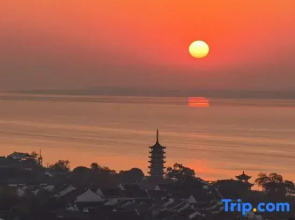 Yanguan Chaolezhicheng Old Town Hotel