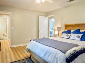 Life's a Breeze! Updated 3B Home 10 min to Beach!