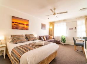 'Ocean Sunset' Glenelg Central Studio Free Parking