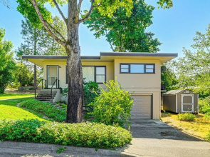 Grants Pass Getaway w/ Expansive Deck!