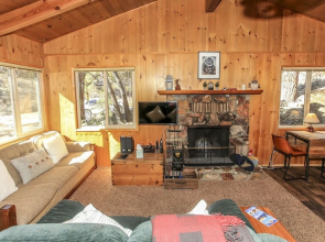 Owl Cabin - Sierra Style Cabin Located On A Quiet Road In Fawnskin And Backs Up To National Forest! 2 Bedroom Home