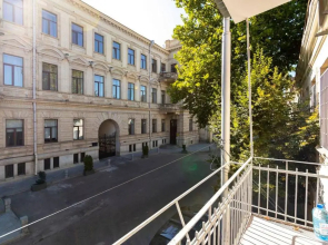 Wehost Cozy and colorful apartment with balcony