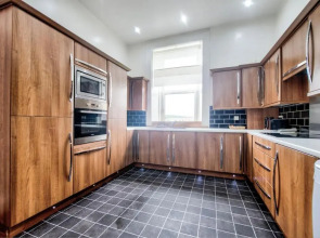 Spacious, Modern Apt, close to GLA Airport