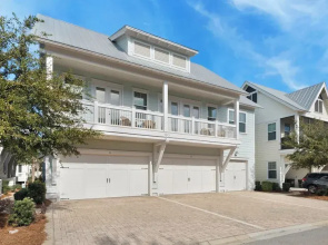 Modern Comfort + Resort Style Pool: Perfect Prominence Location for 10